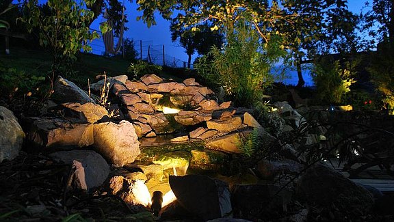 Gartenquelle in der Nacht