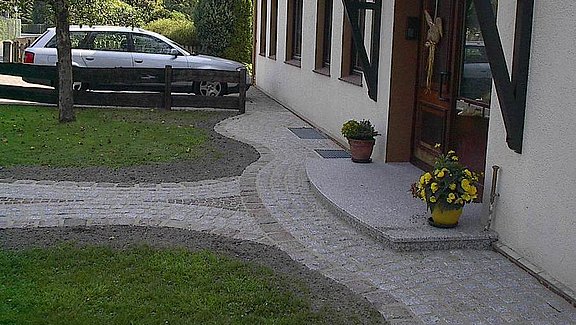 Naturstein-Eingang mit unterschiedlichen Graniten.
