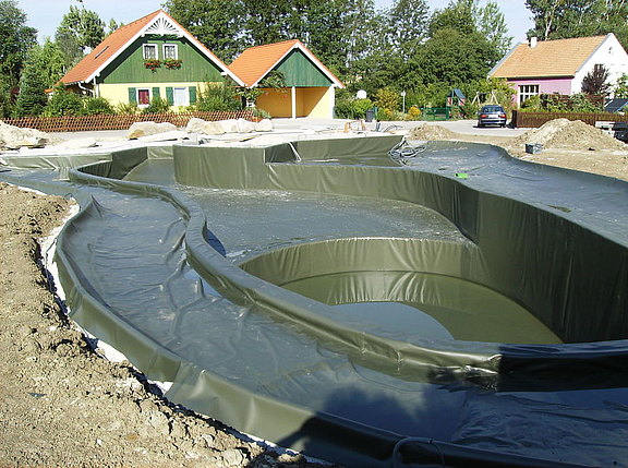 Schwimmteichbau, bereit zum Wasser verfüllen