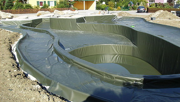 Schwimmteichbau, bereit zum Wasser verfüllen