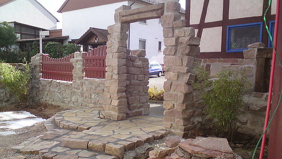 Natursteinmauer mit Holz kombiniert