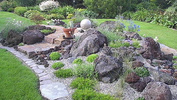 Steine und Pflanzen im gesunden Verhältnis