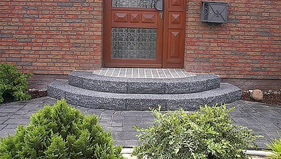 Treppeneingang mit bossiertem Granit