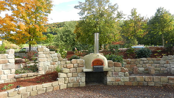 Grillplatz mit terrassierten Natursteinmauern